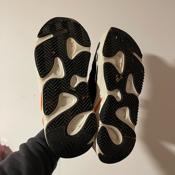 Yeezy Boost 700 - Picture 2 of 8